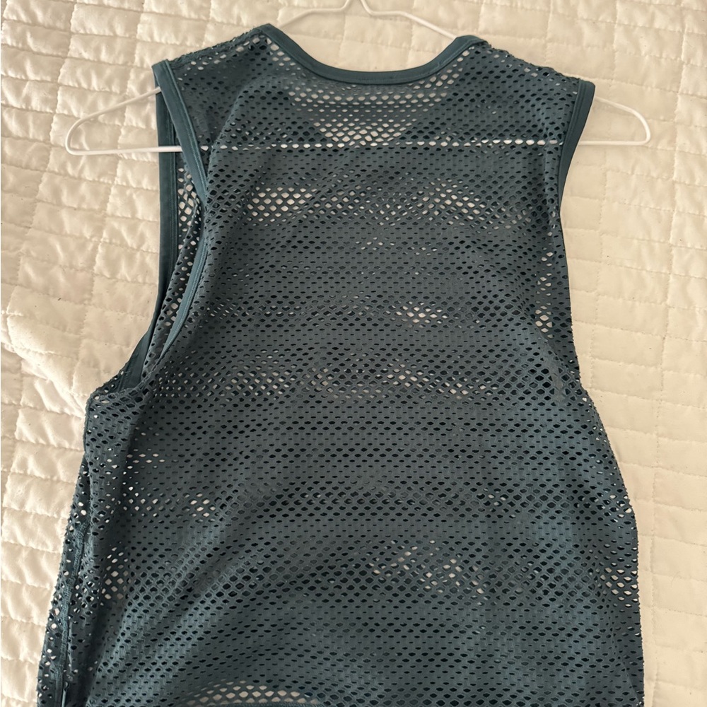Lululemon mesh top size 2 worn once
